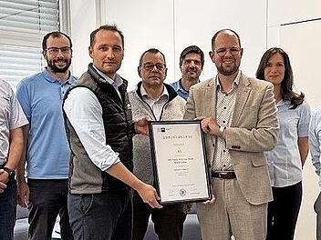 Jubil&auml;umsurkunde der IHK f&uuml;r GKN: (von links) Betriebsratsvorsitzender Mirko Metz, Christoph Sauren, Werkleiter Thomas Schaab, Harald J&ouml;rg, Stefan Zeier (Gesch&auml;ftsf&uuml;hrer GKN Powder Metallurgy GmbH), Jan-Markus Momberg (IHK), Marion F&ouml;rg und Robert...