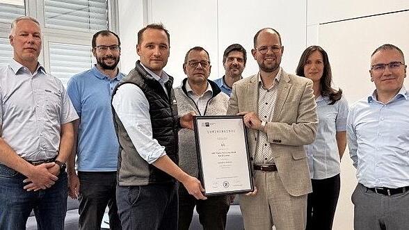 Jubil&auml;umsurkunde der IHK f&uuml;r GKN: (von links) Betriebsratsvorsitzender Mirko Metz, Christoph Sauren, Werkleiter Thomas Schaab, Harald J&ouml;rg, Stefan Zeier (Gesch&auml;ftsf&uuml;hrer GKN Powder Metallurgy GmbH), Jan-Markus Momberg (IHK), Marion F&ouml;rg und Robert...