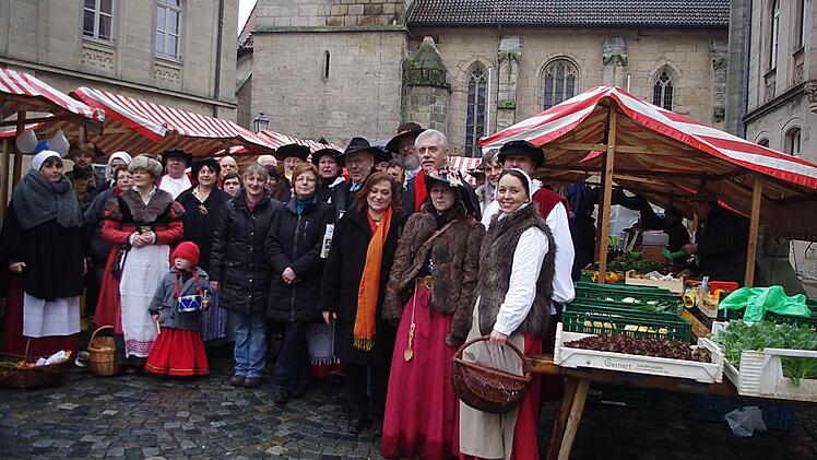 Die Ehrengäste freuen sich über den Start in die neue Bauernmarkt-Saison.