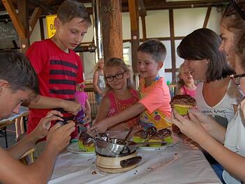 Das Zubereiten von Backwerk mit flüssiger Schokolade machte den Kindern viel Spaß. Foto: Günther Straub