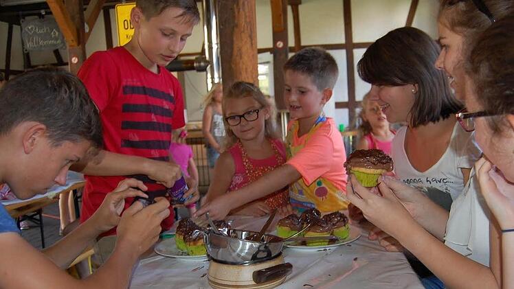 Das Zubereiten von Backwerk mit flüssiger Schokolade machte den Kindern viel Spaß. Foto: Günther Straub