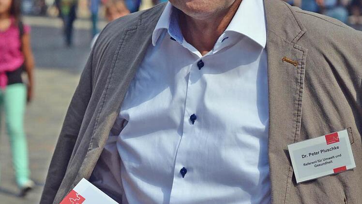 Umweltreferent Peter Pluschke präsentiert den Klimafahrplan Foto: Nikolas Pelke