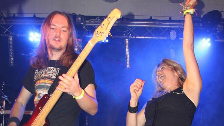 Chorsängerin Ute Chapple von der Gruppe "Adrenalize" ging voll aus sich heraus. Das Foto zeigt sie zusammen mit Bassist Christian Schmidt. Foto: Stephan Stöckel.
