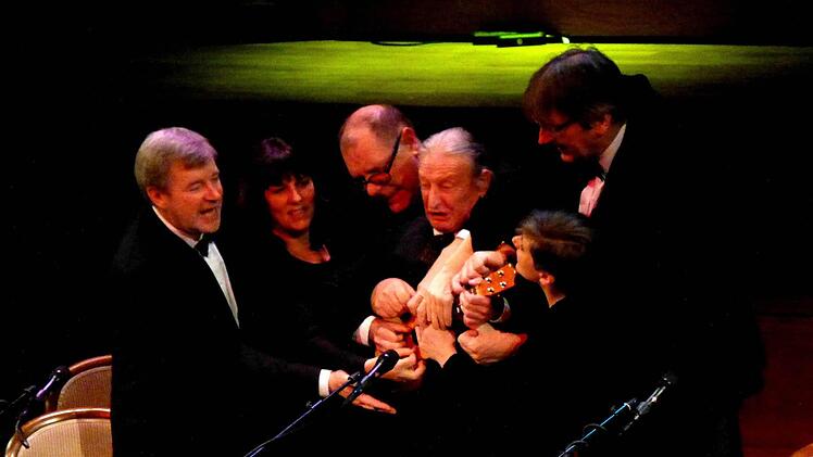 Großes Gerangel um eine kleine Ukulele, weil jeder das Solo spielen will: Das Ukulele Orchestra of Great Britain lieferte eine fulminante Show im Max-Littmann-Saal. Foto: ahnert