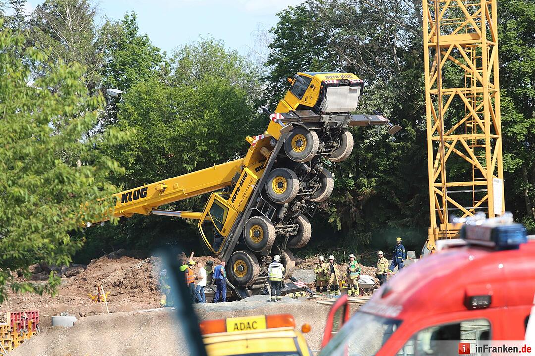 Autokran auf Baustelle in Bayreuth umgestürzt
