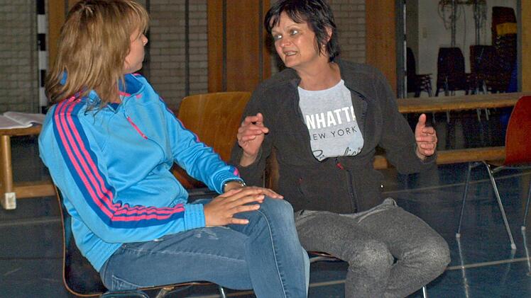 Ausdrucksstark redet "Miss Sally" (Gaby Stöcker, re) auf ihre Tänzerin "Anna" (Tina Krump) ein. Foto: Susanne Deuerling