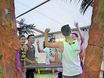 Eine Beach Party feierten die Aischer am Freitag.