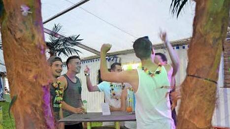 Eine Beach Party feierten die Aischer am Freitag.