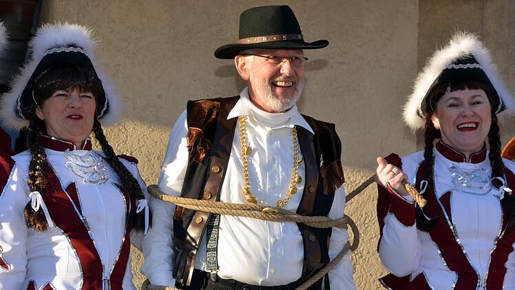 Helau aus dem Wilden Westen: Die Narren aus Lauter und Katzenbach haben das Rathaus in Burkardroth eingenommen. Foto: Peter Rauch