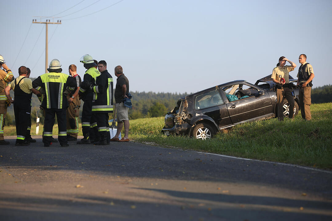 Schmerldorf: 20-Jähriger bei Unfall aus Auto geschleudert und schwerst verletzt