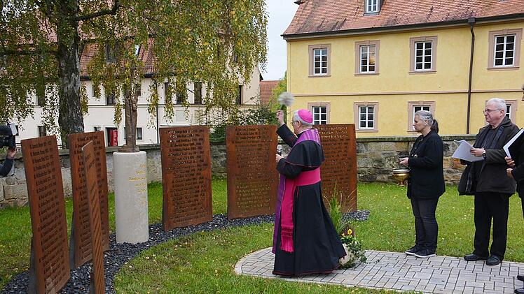 Em. Bischof  Friedhelm Hofmann segnete   im neu gestalteten Friedhof von Maria Bildhausen das Euthanasie-Mahnmal. Foto: Friedrich