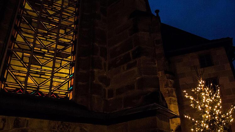 Blick auf die Heilig-Kreuz-Kirche in Coburg zur WeihnachtszeitFoto: Jochen Berger