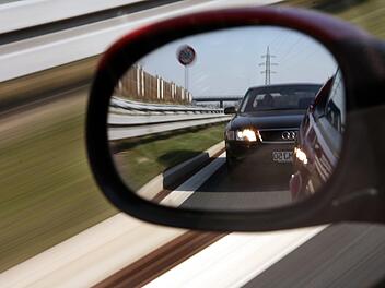 Ein 85-J&auml;hriger hat in Erlangen den Au&szlig;enspiegel eines Pkw touchiert. Eine 51-J&auml;hrige wurde am Kopf verletzt.