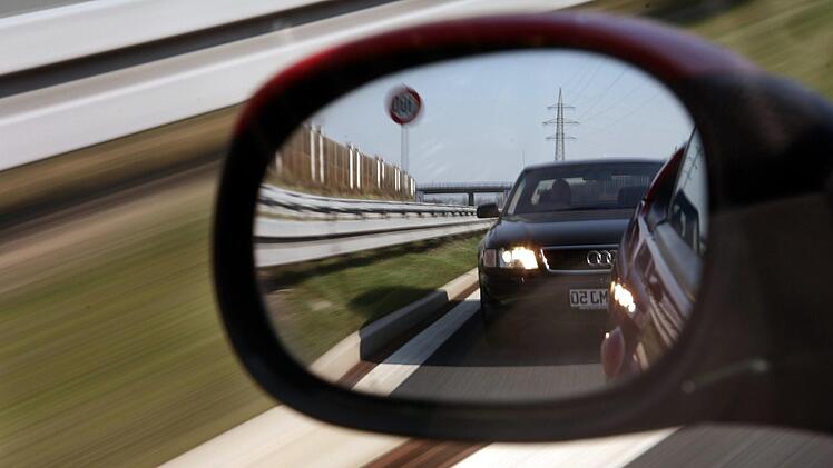 Ein 85-J&auml;hriger hat in Erlangen den Au&szlig;enspiegel eines Pkw touchiert. Eine 51-J&auml;hrige wurde am Kopf verletzt.