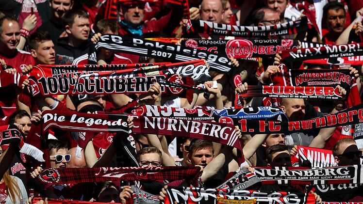 Beim "Umsonst & Drau&szlig;en"-Festival in W&uuml;rzburg haben Fans des 1. FC N&uuml;rnberg laustark randaliert. Sie f&uuml;hlten sich von einer Band provoziert. Symbolbild: Daniel Karmann/dpa
