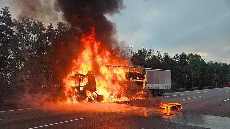 LKW fängt Flammen auf A3 - kilometerlanger Stau