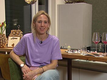 Olivia passt sich farblich an ihr Motto "Gold & Purple" an, ebenso den Veilchen-Aperitif.