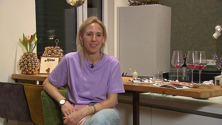 Olivia passt sich farblich an ihr Motto "Gold & Purple" an, ebenso den Veilchen-Aperitif.
