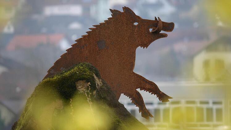 Eberns Wahrzeichen, der Eber, auf einem Verkehrskreisel. Foto: Eckehard Kiesewetter