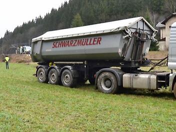 Mitten auf der Wiese kam der Lastwagen zum Stehen.Fotos: Karl-Heinz Hofmann