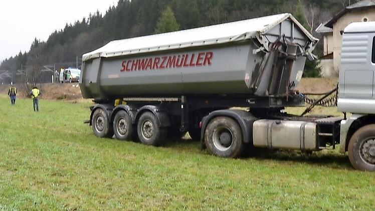 Mitten auf der Wiese kam der Lastwagen zum Stehen.Fotos: Karl-Heinz Hofmann