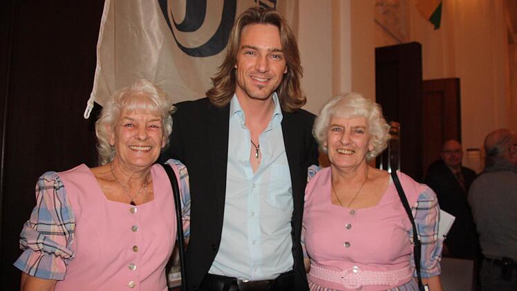 Edeltraud Wiedamann (links) und Irmtraud Zirbel sind begeisterte Oliver Thomas-Fans-