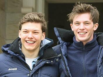 Strahlendes Duo am ersten Drehtag in Coburg: Lion Wasczyk und Hauptdarsteller Jannis Niewöhner. Eine Coburger Kneipe haben die Jungschauspieler bereits getestet - und sind begeistert. Fotos: Christiane Lehmann