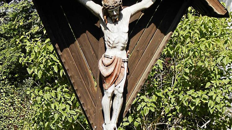 Kreuz mit dem "corpus christi" im Garten von Haus Nummer 9