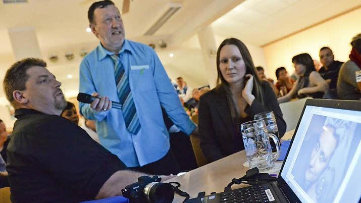 Frank (links) und Stefanie Becker setzen ihre Foto-Objekte gekonnt in Szene.