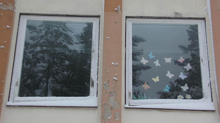 Die Farbe blättert von der Außenwand und den Fenstern ab.  Foto: Friedwald Schedel