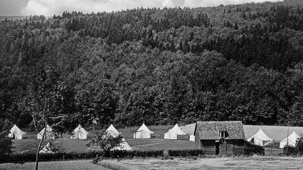 Im Sommer 1956 finden bereits die ersten Zeltlager auf dem Volkersberg statt. Das Bungalowdorf wurde in den Jahren 1970/71 errichtet. Foto: Haus Volkersberg