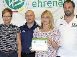 TSV-Vorsitzende Silvia Wagner mit der Ehrenurkunde eingerahmt von ihren beiden Vertretern Michael Dauer und Oliver Götz. Das Geschenk von zwei Klein-Toren überreichten Bezirksehrenamtsreferent Stefan Merkel (l.), Bürgermeisterin Anja Gebhardt (2.v.li.) und Kreisehrenamtsbeauftragter Alexander Männlein (re.).  Foto: Dietz
