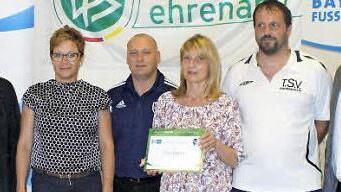 TSV-Vorsitzende Silvia Wagner mit der Ehrenurkunde eingerahmt von ihren beiden Vertretern Michael Dauer und Oliver Götz. Das Geschenk von zwei Klein-Toren überreichten Bezirksehrenamtsreferent Stefan Merkel (l.), Bürgermeisterin Anja Gebhardt (2.v.li.) und Kreisehrenamtsbeauftragter Alexander Männlein (re.).  Foto: Dietz