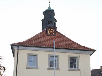 Das Gebäude gehört der Sparkasse. Für die Turmuhr besitzt die Gemeinde ein im Grundbuch gesichertes Recht.  Foto: Gerda Völk