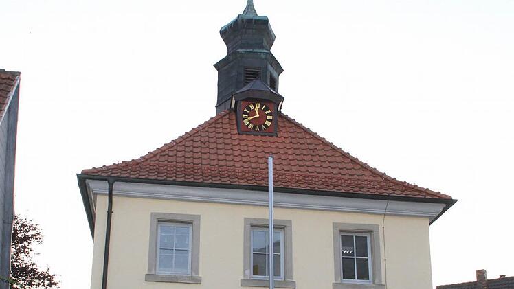 Das Gebäude gehört der Sparkasse. Für die Turmuhr besitzt die Gemeinde ein im Grundbuch gesichertes Recht.  Foto: Gerda Völk