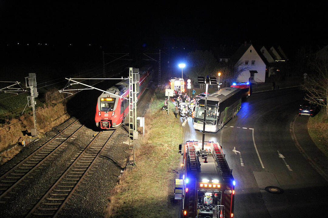 Fußgänger von Regionalbahn erfasst und schwer verletzt - Feuerwehr muss Passagiere evakuieren