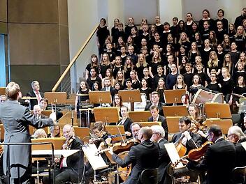 Ein außergewöhnliches Erlebnis: Die Chorklasse der Eberner Dr.-Ernst-Schmidt-Realschule stand zusammen mit anderen bayerischen Chorklassen und den Nürnberger Symphonikern auf der Bühne. Chefdirigent Ingmar Beck leitet des Konzert im Musiksaal in der Kongresshalle in Nürnberg. Foto: Johanna Eckert