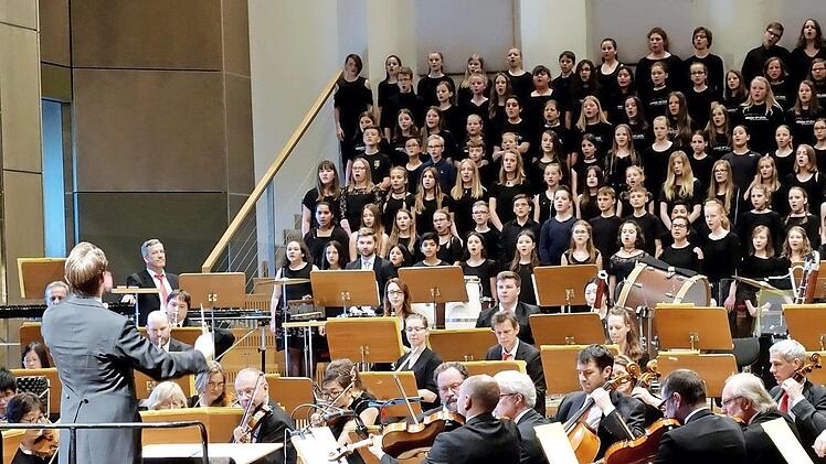 Ein außergewöhnliches Erlebnis: Die Chorklasse der Eberner Dr.-Ernst-Schmidt-Realschule stand zusammen mit anderen bayerischen Chorklassen und den Nürnberger Symphonikern auf der Bühne. Chefdirigent Ingmar Beck leitet des Konzert im Musiksaal in der Kongresshalle in Nürnberg. Foto: Johanna Eckert