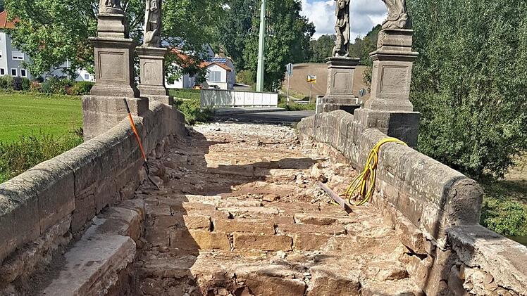 Interessant ist der Blick in das "Innere" der Frickendorfer Barockbrücke über die Baunach. Momentan wird hier quasi das Unterste zuoberst gekehrt. Das Bauwerk wird mit Hilfe von Leichtbeton auch diskret stabilisiert. Später soll die Brücke ja wieder eine Belastung von bis zu zwölf Tonnen aushalten können.Helmut Will