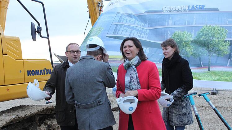 Im Gespräch nach dem Spatenstich, v.l. Concept Laser - Geschäftsführer Frank Herzog, Bürgermeister Andreas Hügerich, Wirtschaftsministerin Ilse Aigner und Bundestagsabgeordnete Emmi Zeulner. Popp