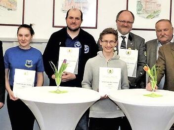 Mit der Übergabe von Ehrenurkunden, einem Erinnerungsgeschenk und dem Eintrag in das Goldene Buch ehrte die Gemeinde Neuenmarkt erfolgreiche Sportler. Unser Bild zeigt (von links) Gemeinderat Klaus Zahner, 3. Bürgermeisterin Patricia Lerner, die Gemeinderäte Martin Clemens und Gernot Kintzel, Franziska Weinmann, Thomas Kiesswetter, Khusein Abbas, Rudolf Hanke, Klaus-Dieter Escher, Bürgermeister Siegfried Decker, Wolf Fickenscher und Sebastian Winterstein.  Foto: Werner Reißaus