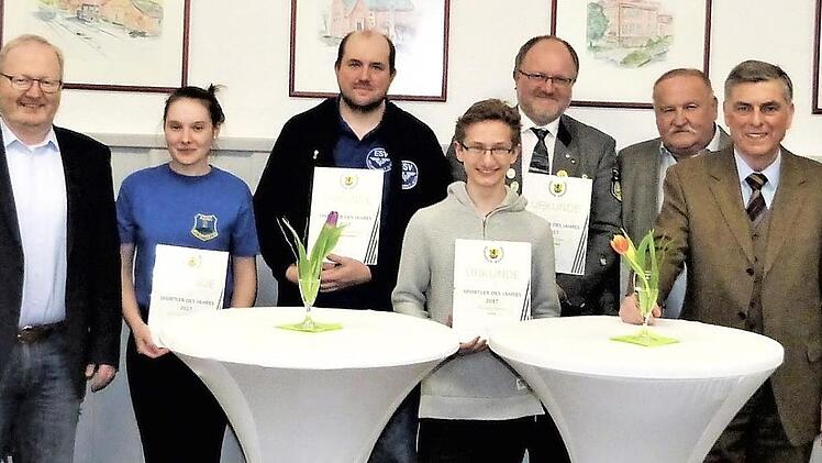 Mit der Übergabe von Ehrenurkunden, einem Erinnerungsgeschenk und dem Eintrag in das Goldene Buch ehrte die Gemeinde Neuenmarkt erfolgreiche Sportler. Unser Bild zeigt (von links) Gemeinderat Klaus Zahner, 3. Bürgermeisterin Patricia Lerner, die Gemeinderäte Martin Clemens und Gernot Kintzel, Franziska Weinmann, Thomas Kiesswetter, Khusein Abbas, Rudolf Hanke, Klaus-Dieter Escher, Bürgermeister Siegfried Decker, Wolf Fickenscher und Sebastian Winterstein.  Foto: Werner Reißaus