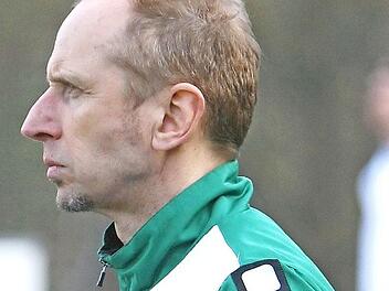 Weiter fokussiert bleiben: Der VfR Katschenreuth mit Trainer Detlef Zenk hat sich im Mittelfeld der Bezirksliga etabliert. Foto: Monika Limmer