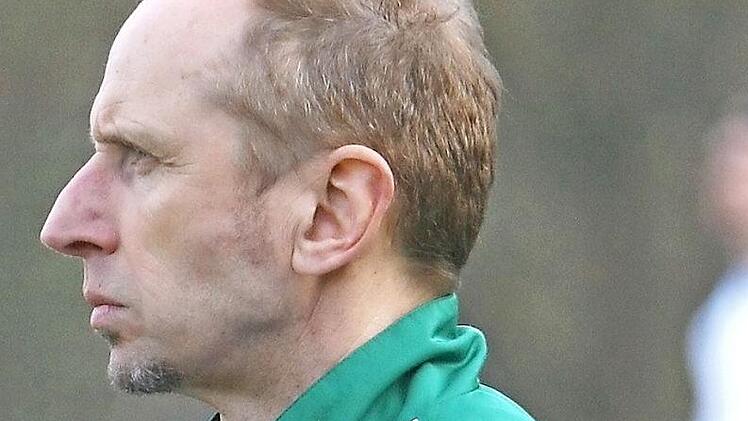 Weiter fokussiert bleiben: Der VfR Katschenreuth mit Trainer Detlef Zenk hat sich im Mittelfeld der Bezirksliga etabliert. Foto: Monika Limmer