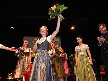 Bayern, M&uuml;nchen: Die Gewinnerin der Wahl der Bayerischen Bierk&ouml;nigin, Johanna Seiler, freut sich in der alten Kongresshalle &uuml;ber Ihren Titel. Die beiden fr&auml;nkischen Teilnehmerinnen gingen leider leer aus. Foto: Felix H&ouml;rhager/dpa