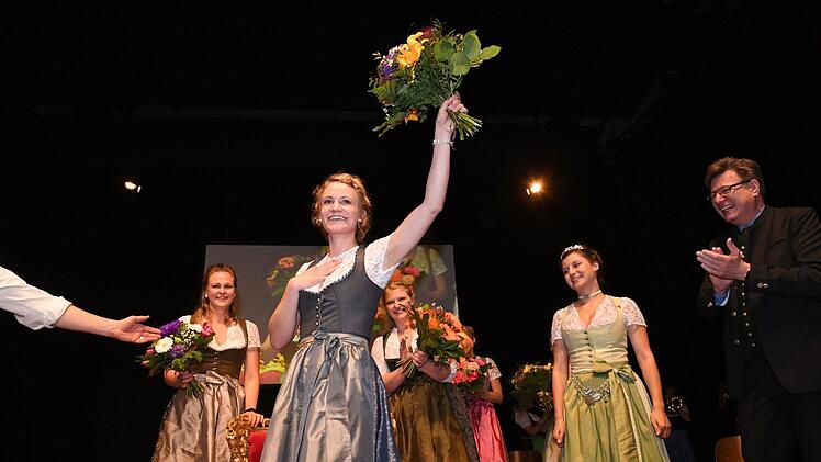Bayern, M&uuml;nchen: Die Gewinnerin der Wahl der Bayerischen Bierk&ouml;nigin, Johanna Seiler, freut sich in der alten Kongresshalle &uuml;ber Ihren Titel. Die beiden fr&auml;nkischen Teilnehmerinnen gingen leider leer aus. Foto: Felix H&ouml;rhager/dpa