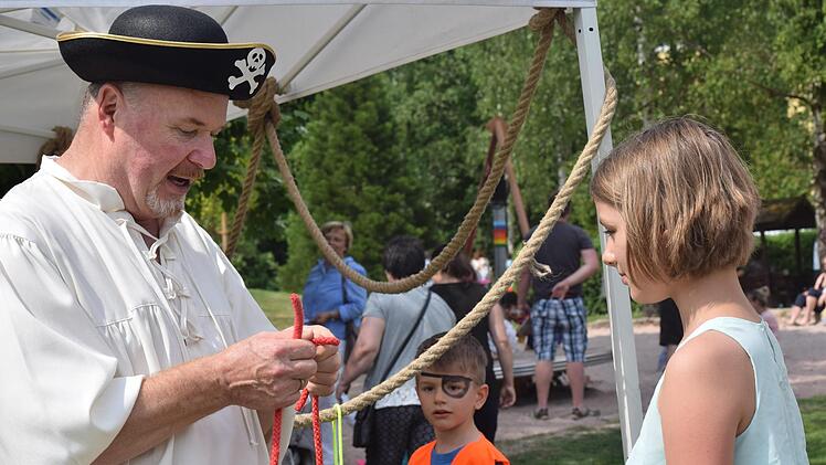 An Station f&uuml;nf h&ouml;rt Ella, neun Jahre alt, gespannt zu, denn hier wird ihr erkl&auml;rt, wie man Seemannsknoten richtig bindet. Foto: Daniela Pondelicek