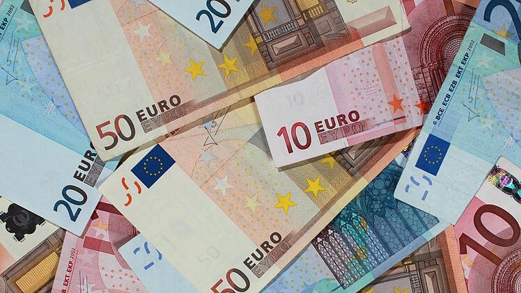 Ende des Jahres wird der Schuldenstand des Kreises Kronach vermutlich auf 8,882 Millionen Euro sinken. Symbolbild: Jens Wolf/ZB/dpa