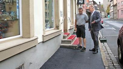 Arno Reuscher und Helmut Blank sind zufrieden mit dem Gehwegbau in der Hauptstraße.  Foto: Thomas Malz