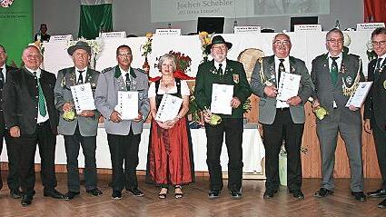 Bezirksehrennadel in Silber: 3. Bezirksschützenmeister Gottfried Hörning (von links), 3. Landesschützenmeister Hans Hainthaler, Jochen Schebler, Burkhard Voll, Brigitte Zorn, Otto Iff, Werner Limbach, Manfred Kuhn, 1. Bezirksschützenmeister Mathia...